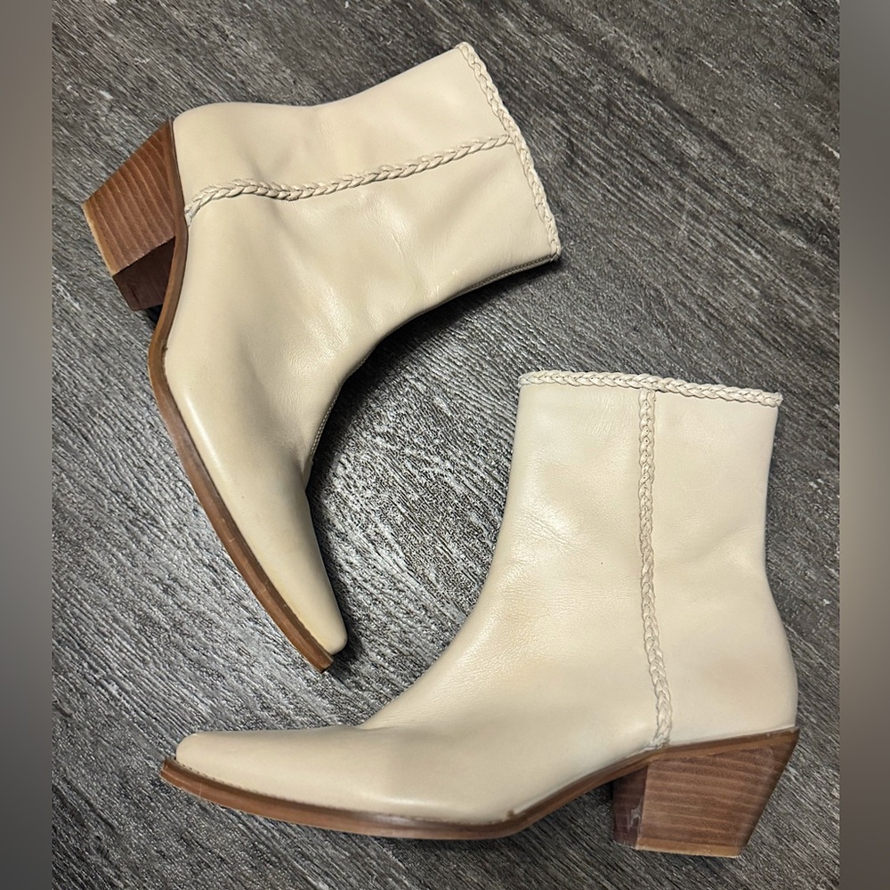 NWOT gorgeous leather booties